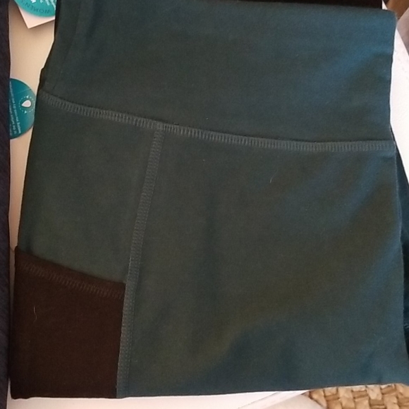 2 pairs Rainbeau Side Pocket Capri Leggings - Picture 3 of 3